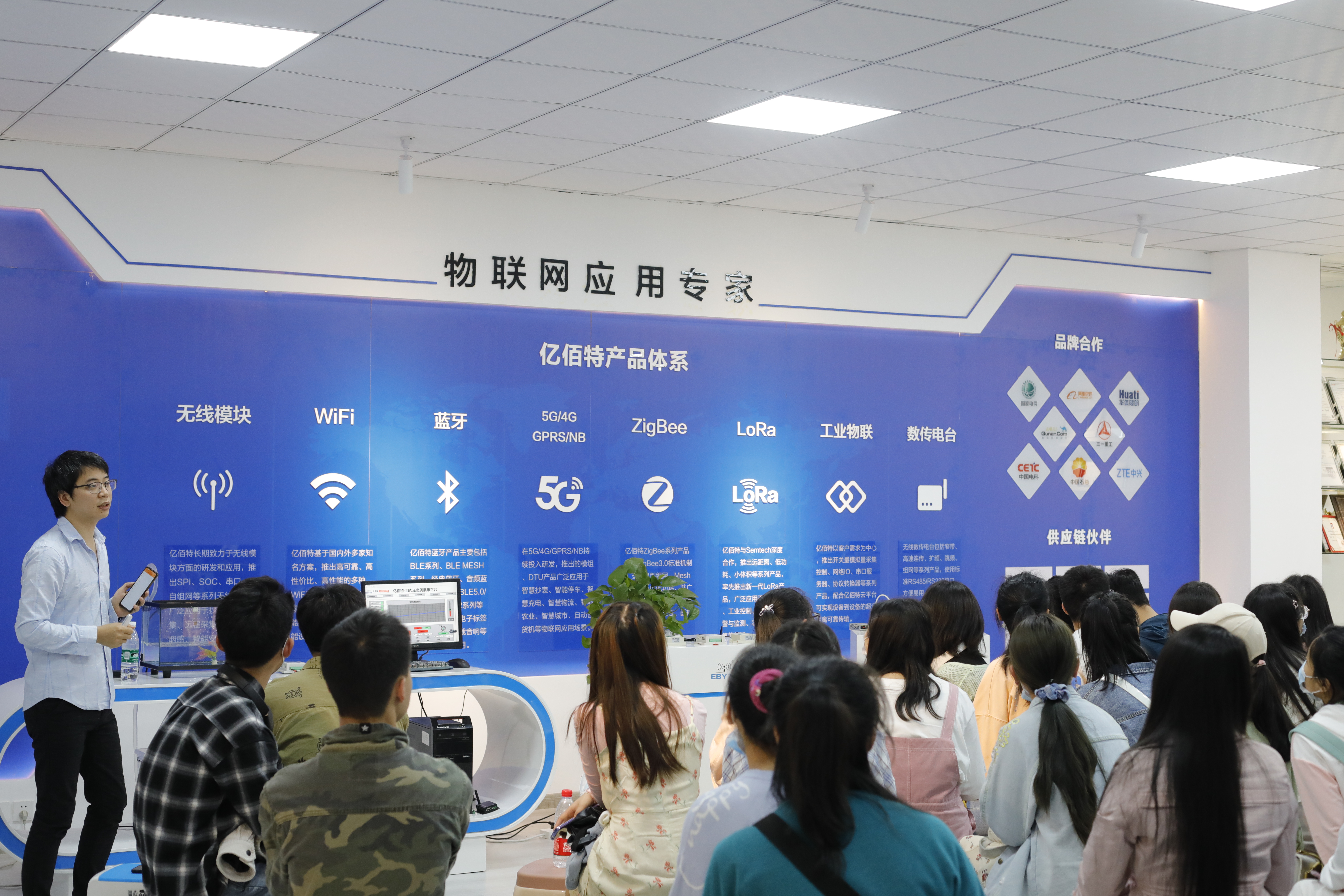 我司為學(xué)生講解《關(guān)于專業(yè)理論和實踐的認知》、《關(guān)于職業(yè)認知與職業(yè)發(fā)展規(guī)劃》